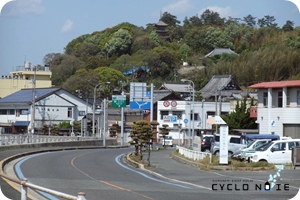 しまなみ海道原付バイクツーリング：生口島の瀬戸田が見えてきた